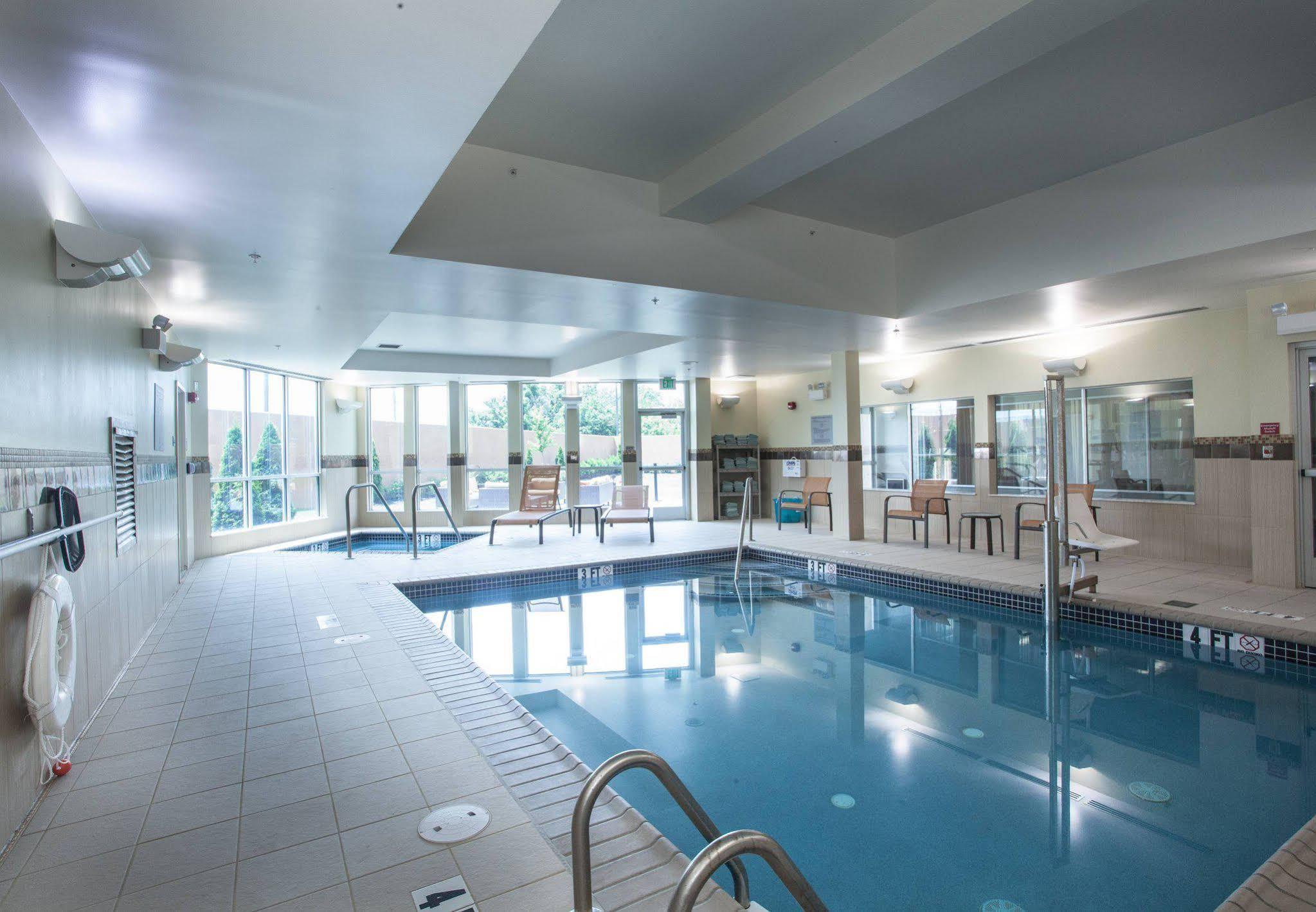 Courtyard By Marriott York Hotel Bagian luar foto