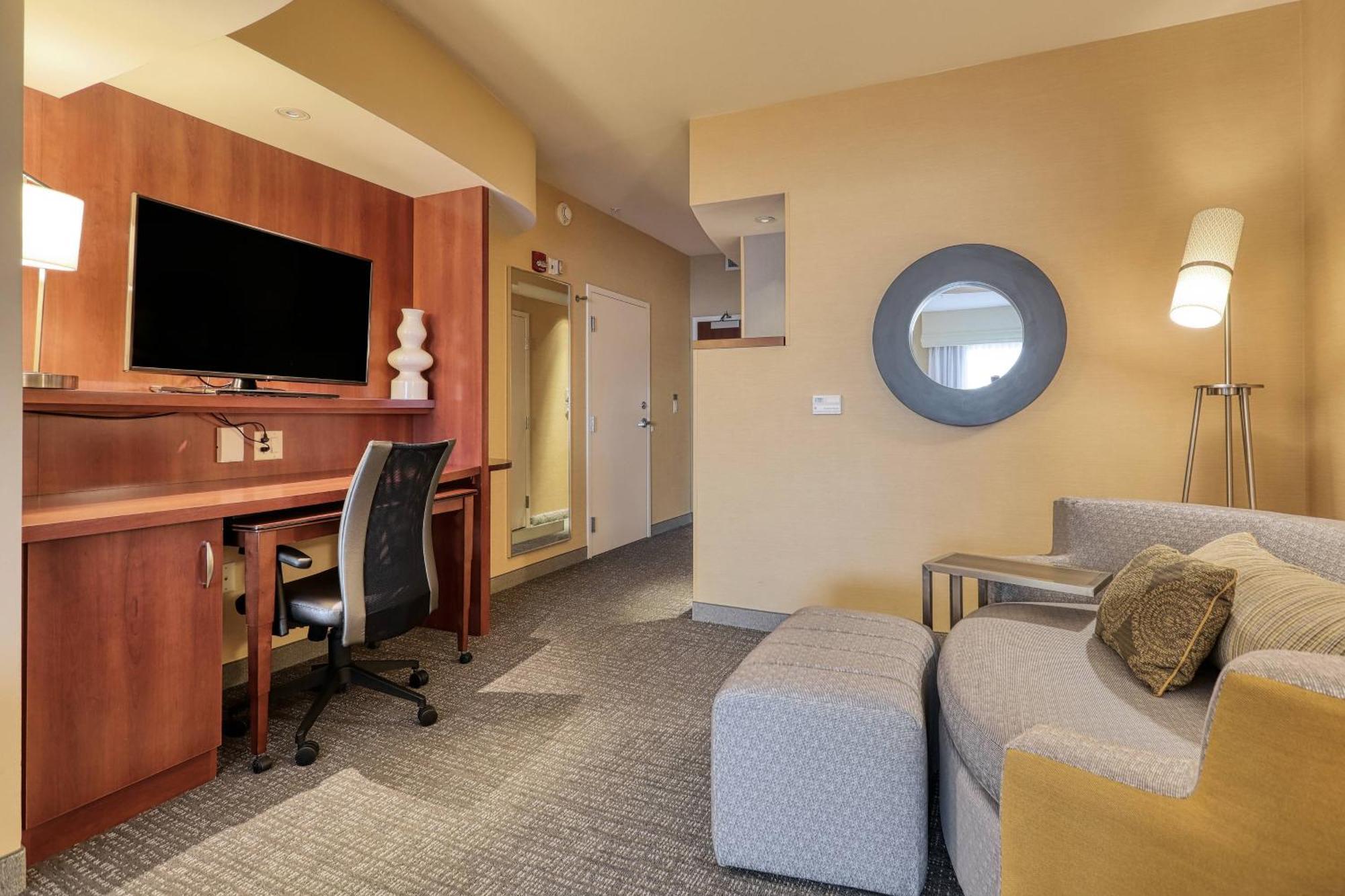 Courtyard By Marriott York Hotel Bagian luar foto