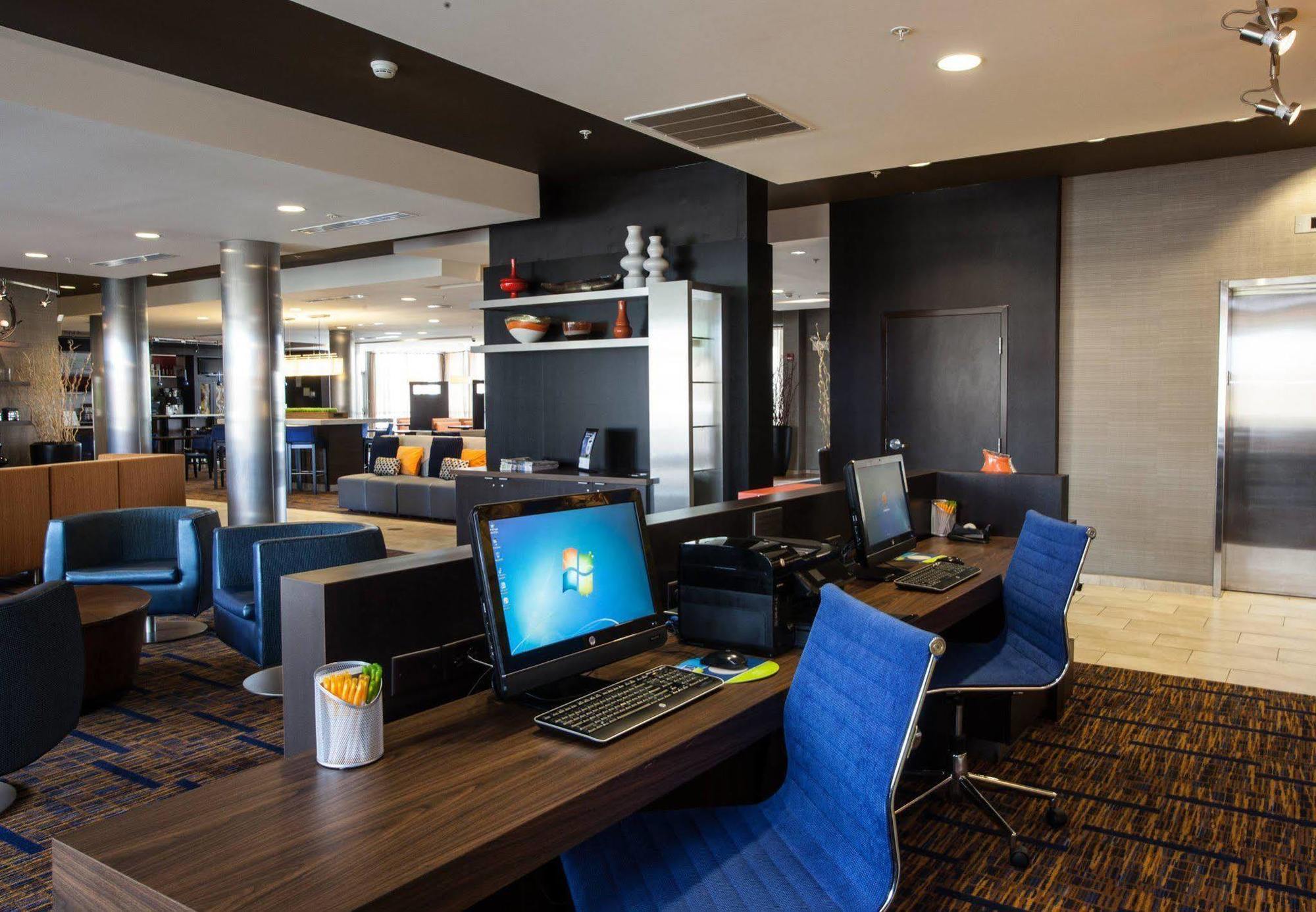 Courtyard By Marriott York Hotel Bagian luar foto
